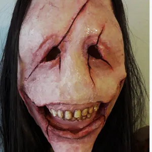 Masque de démon effrayant d'Halloween à longs cheveux visage sanglant dents réalistes.