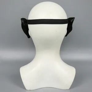 Vista detallada de orejas de elfo monstruo negras con banda elástica para accesorios de Halloween.