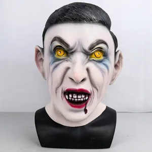 Nahaufnahme Detail der gruseligen Vampir Horror Maske mit gelben Augen und blutigem Mund Design.