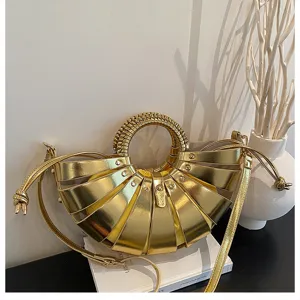 Metallische goldene Muschel Handtasche für Damen, schicke Umhängetasche mit Henkel.