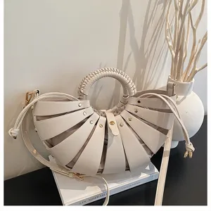 Elegante muschelförmige Umhängetasche mit geflochtenem Henkel und einzigartigem Design für den Alltag.