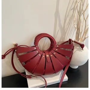 Schicke rote PU-Leder Schultertasche mit geflochtenem Griff und modischem Design.