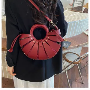 Elegante rote Umhängetasche in Muschelform mit geflochtenem Henkel und tollem Trenddesign.