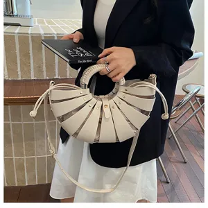 Modische weiße Muschel-Umhängetasche im Nischendesign, elegante Handtasche mit geflochtenem Griff.