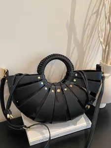 Elegante schwarze Muschel-Umhängetasche mit geflochtenem Griff, schickes Nischendesign.
