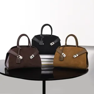 Elegante bolso de mano de ante para mujer con asa superior y cerradura. Bolso de gran moda.