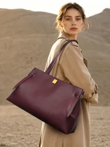 Elegante borsa shopper in pelle bordeaux da donna, grande borsa a spalla elegante per lavoro.