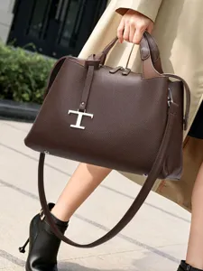 Elegante braune Damen Handtasche aus Leder, grosse stilvolle Pendlertasche mit metallenem T Logo.