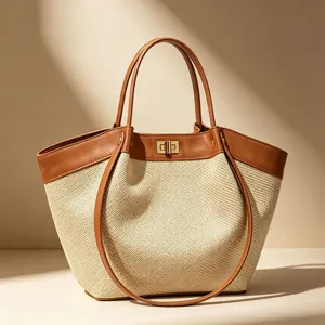 Vista dettagliata della borsa tote in paglia da donna, finiture in pelle marrone e chiusura a girello.