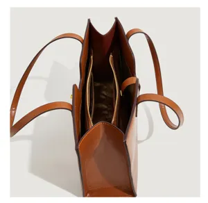 Innendetails der braunen Damen Tote Tasche, große Kapazität minimalistische Pendlertasche.