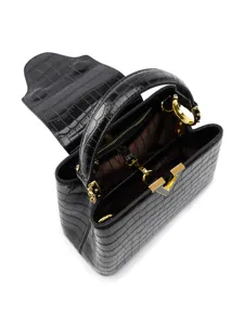 Sac à main noir en cuir gaufré croco avec poignée et quincaillerie dorée et fermoir V chic.