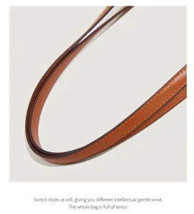 Detailansicht des braunen Leder-Tragegurts mit exquisiter Naht und elegantem Design.