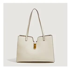 Minimalistische beigefarbene Damentasche, stilvolle Pendler-Schultertasche mit Metallverschluss.