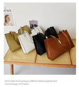 Detailansicht mehrerer eleganter Shopper Taschen auf einem Holztisch im schicken Studio.