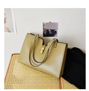 Nahaufnahme der stilvollen gelben Ledertasche mit einem goldenen Metallschloss.