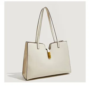Nahansicht der minimalistischen cremeweißen Damen-Pendlertasche mit goldenem Schloss und Riemen.