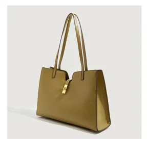 Nahaufnahme des eleganten goldenen Schlosses und der hochwertigen khakifarbenen Ledertasche.