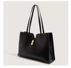 Nahaufnahme des eleganten schwarzen Shoppers mit sicherem Goldschloss und stabilen Griffen.