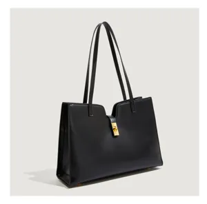 Schwarze Ledertasche Detail zeigt Premium Textur und elegantes goldenes Schloss.