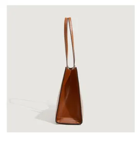 Braune Leder Damentasche Seitenansicht, minimalistische Shopper Schultertasche Detail.