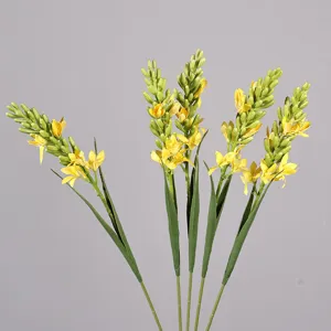 Primo piano dettagliato di steli di fiori gialli artificiali per composizione.