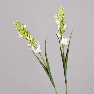 Vista dettagliata di steli di fiori di tuberosa artificiali con gemme verdi e bianche per decori