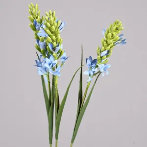 Primo piano di boccioli di fiori di giacinto blu artificiale con foglie, dettaglio floreale.