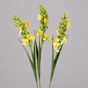 Vista di dettaglio fiore artificiale giallo con gemme verdi realistiche e foglie lunghe.