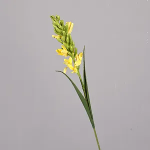Primo piano di stelo di fiore di tuberosa giallo artificiale con boccioli verdi decoro