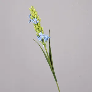 Stelo di fiore artificiale in primo piano, spiga floreale blu con boccioli verdi per decorazioni
