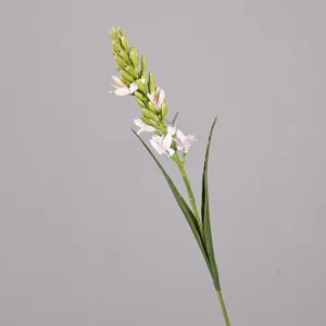 Dettaglio del ramo di fiore di tuberosa artificiale con foglie verdi e boccioli.