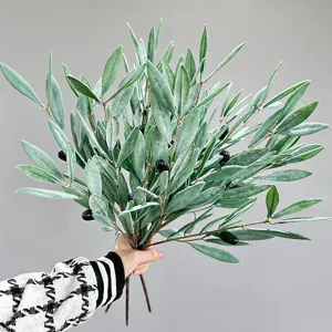 Kunstmatige olijftakken bladeren met zwarte vruchten voor huis hotel huwelijk decor.