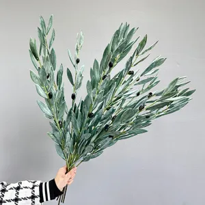 Kunst olijftakken met zwarte vruchten voor huisdecoratie en huwelijksbloemstukken.