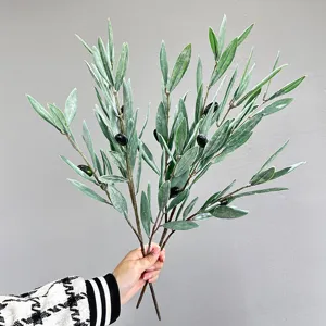 Kunstmatige olijftakken met vruchten neppe groene plantenbladeren voor woningdecoratie