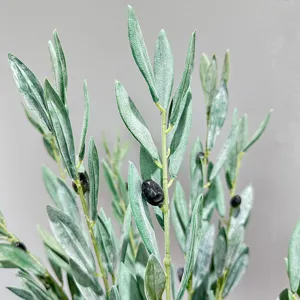 Kunstmatige olijftak detail, realistische groene bladeren en zwarte vruchten voor decor.