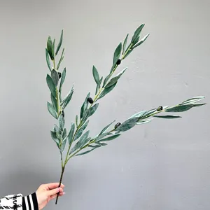 Gedetailleerd weergave van een kunst olijftak met groene bladeren en zwarte olijven.
