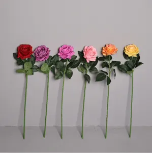 Dettaglio di rose artificiali a gambo lungo con vari colori vivaci per decorazioni.