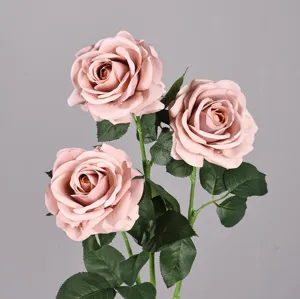 Dettaglio rosa artificiale, fiori finti con tocco idratante premium per decorazioni.