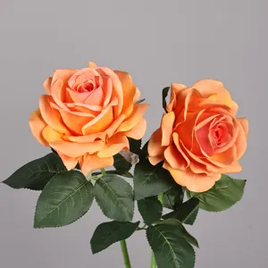Dettaglio di fiore di rosa arancione artificiale, composizione floreale realistica casa.