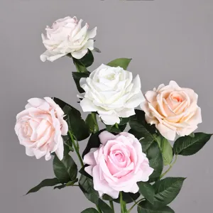 Bouquet di rose artificiali composizione floreale decorativa di finti fiori per matrimonio