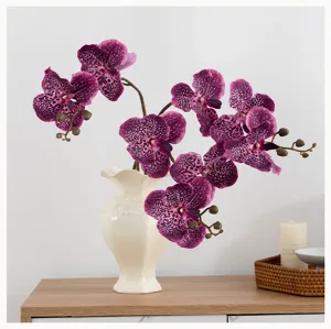 Orchidée Phalaenopsis artificielle dans un vase en céramique blanche décoration florale