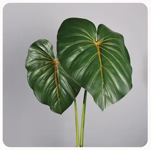 Kunstmatige philodendron bladeren met gele aderen, perfect voor mooie huisdecoratie.