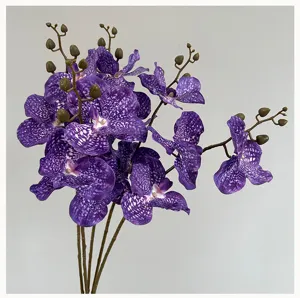 Détail de fleur d'orchidée tachetée violette artificielle, fausse orchidée pour la maison.
