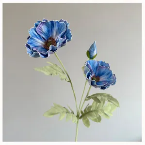 Détail de coquelicot bleu artificiel en matière EVA douce pour décoration florale maison.