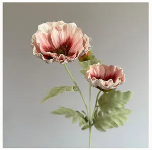 Détail de tige de fleur de coquelicot artificielle, pétales rose réalistes gros plan.