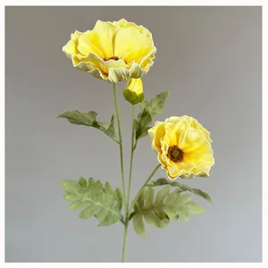 Vue détaillée d'une tige de coquelicot artificiel jaune, décoration florale réaliste.