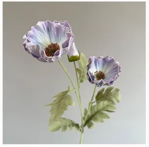 Vue détaillée de la tige de fleur de coquelicot artificielle avec des pétales pour la décoration.
