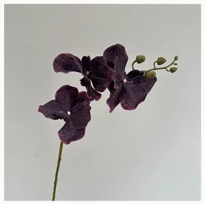 Gros plan d'une branche d'orchidée phalaenopsis artificielle violette pour la décoration.