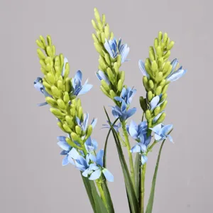 Mazzo di fiori artificiali blu con boccioli verdi per la decorazione d'interni casa.
