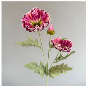 Gros plan détaillé de la fleur de pavot artificielle avec des pétales et texture réalistes.